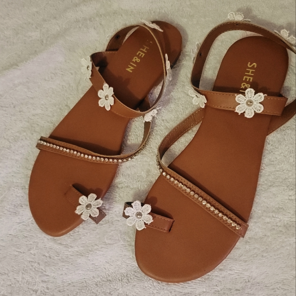 Toe Ring Flower and Rhinestone Decor Ankle Strap Flat Sandal NWOT
